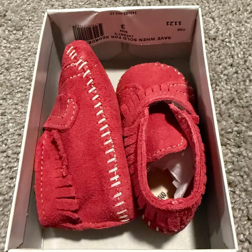 NIB! Minnetonka Kids Red Suede Fringe Moccasins. Size 3